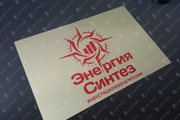 Табличка с цветной печатью и логотипом компании
